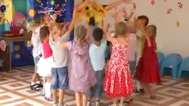 Открытый урок по теме "Осень" в детском садике "Семицветик" в Паттайе, Таиланд. смотреть онлайн