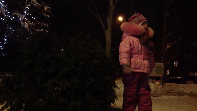 Аня поет "В лесу родилась елочка" смотреть онлайн