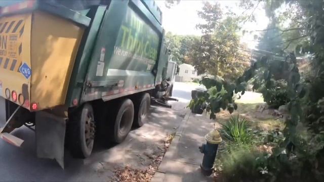 WM"s Mack LEU python 104376 dumping a bin full of tin cans смотреть онлайн