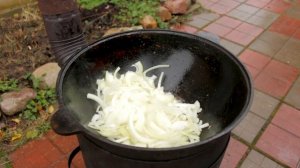 Свинина тушеная с овощами в казане на костре
