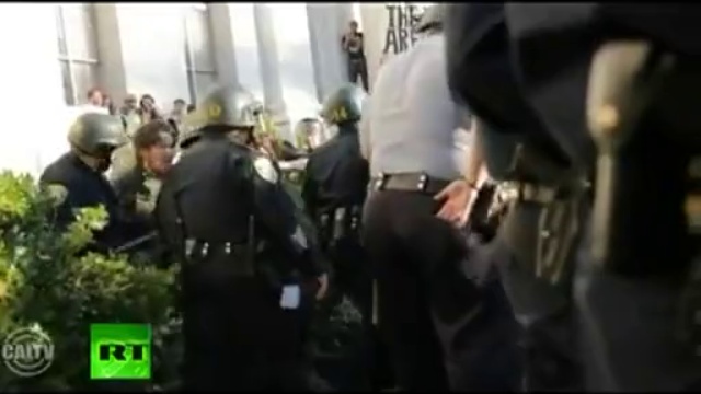 Избиение студентов в университете Беркли смотреть онлайн