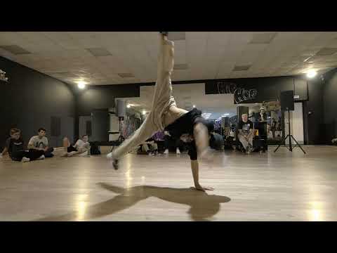 Брейкданс батл ↔ Подростки 14-17 лет ↔ Denis vs Voron ↔ 1'2 ↔ WHO IS WIN #whoiswin #bmvideo смотреть онлайн