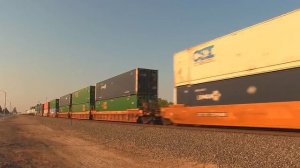 Красивое Видео Поезд в Америке США USA. Локомотивы везут грузовые и пассажирские поезда