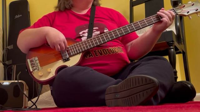 Höfner Shorty Violin travel bass through Joyo MA 10-B amp, first impressions смотреть онлайн