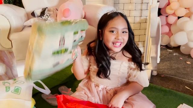 UNBOXING MY BIRTHDAY GIFTS | TYRONIA FOWLER смотреть онлайн