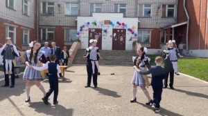 танец выпускников с первоклассниками 2023г.