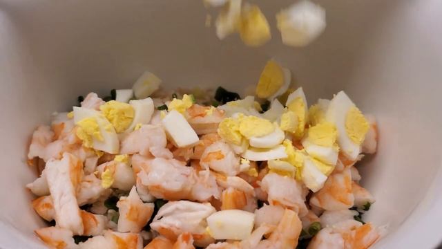 Салат с коричневым рисом, креветками, грибами и соусом карри. Вкусный и необычный салат к празднику смотреть онлайн