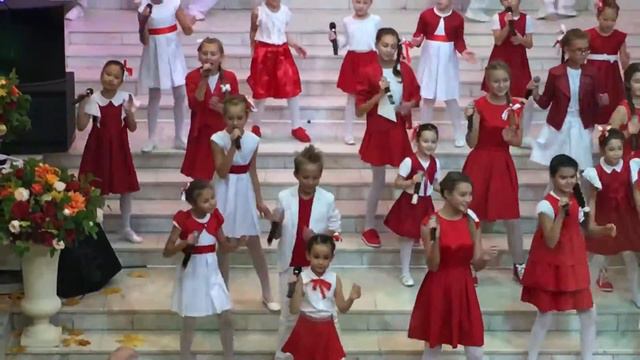 Вокальный ансамбль "Барби Коктейль" и Милана Илюхина - Желаю тебе Земля моя. смотреть онлайн