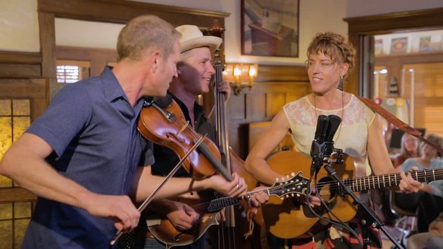 Foghorn Stringband - Roll On Buddy, Roll On