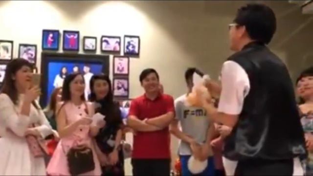A Chinese New Year magic show act using mandarin orange and 💰 money! смотреть онлайн