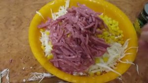 Салат из капусты с копчёной колбасой и кукурузой.Salad from cabbage with smoked sausage and corn.