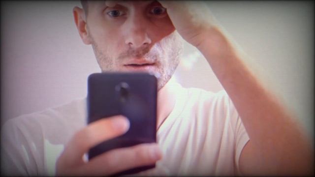 Женщина родила близнецов в 55 лет. Зять увидел родимое пятно на ее детях и застыл в шоке...