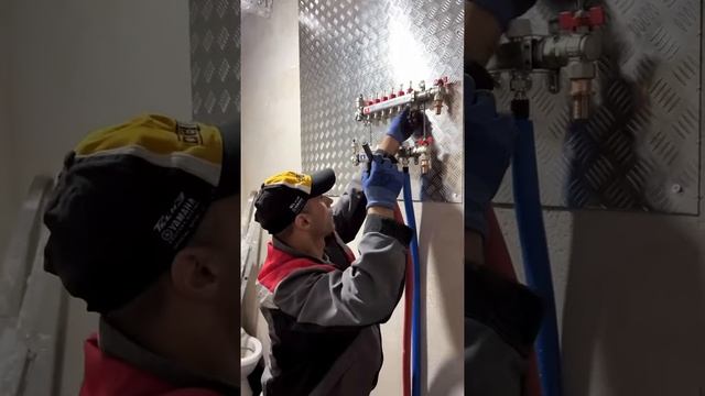 Подсоединение труб из сшитого полиэтилена и сборка коллектора отопления ?? смотреть онлайн