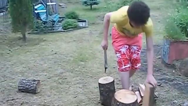 Видеоурок: Как правильно рубить дрова (1000 и 1 способ) смотреть онлайн