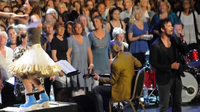 Kör för alla, Caroline af Ugglas & Martin Stenmark, Cirkus, Stockholm, 2011-05-14 смотреть онлайн