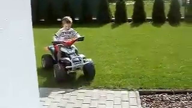 Электромобиль Peg-Perego Polaris Sportsman 400 смотреть онлайн