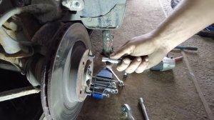 Ремонт тормозов Lada Kalina 2. Замена тормозных дисков и колодок