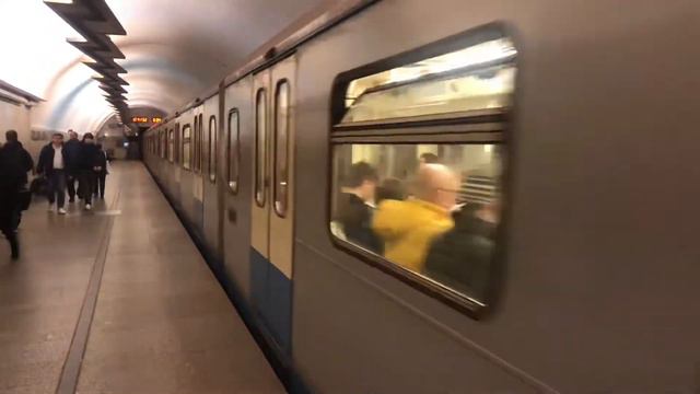 81-760/761 Ока На станции Площадь Ильича смотреть онлайн