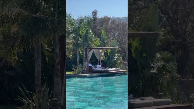 участницы ретрита сидят так уже более 3 часов, в присутствии 🙏