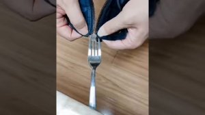 Как легко вставить собачку молнии