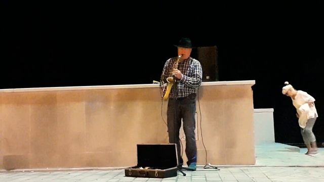 Крым. Вечерняя Алушта. Саксофон на набережной. Уличный музыкант. смотреть онлайн