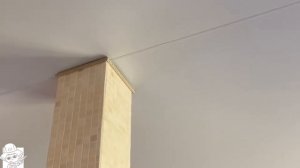 Матовые натяжные потолки в коттедже, обход печи и столба, разделительный профиль.