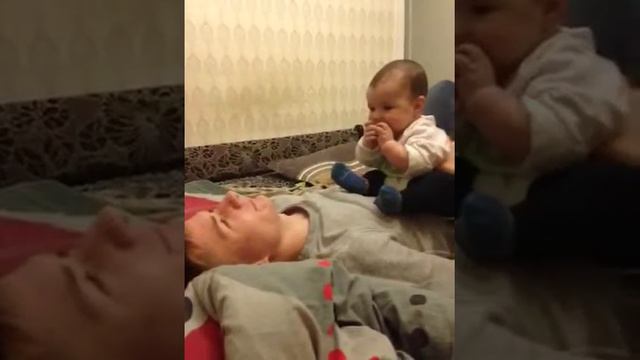 Малыш смеется смотреть онлайн