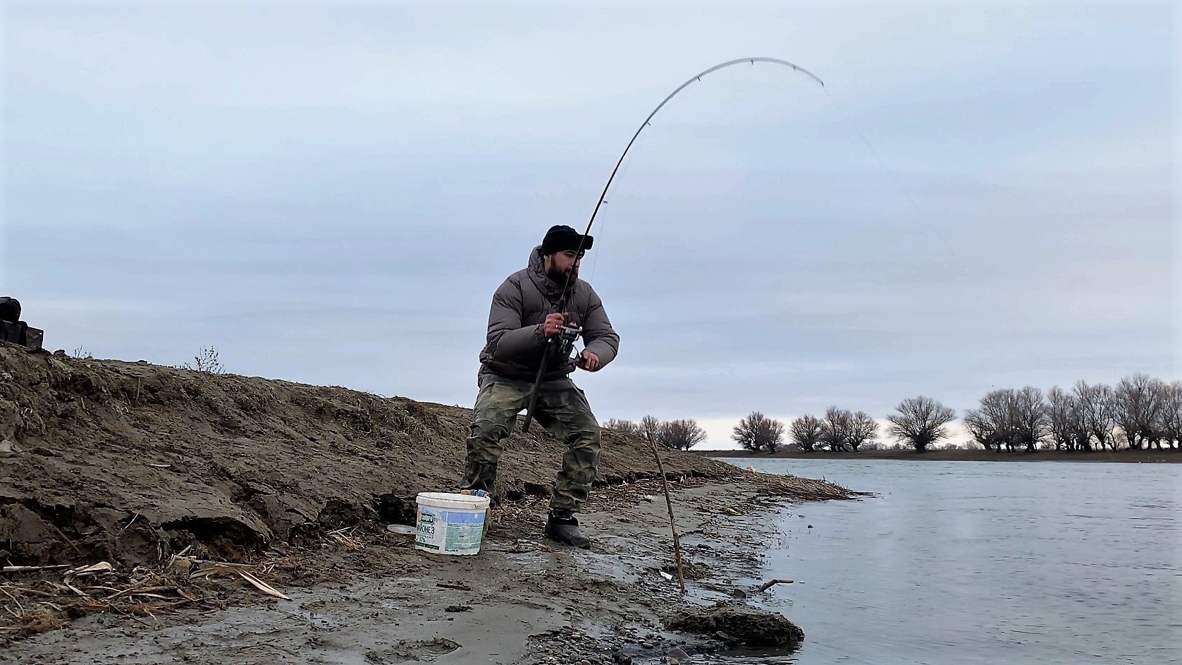 ПЕРВАЯ РЫБАЛКА В 2024 ГОДУ. ДОСТАЮ ПО ДВЕ ШТУКИ. ЛОВЛЯ НА ДОНКУ. АСТРАХАНЬ. смотреть онлайн