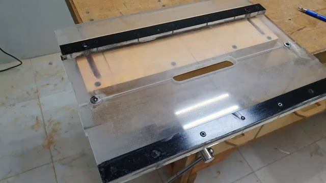 Хитрое устройство из оргстекла и фанеры. смотреть онлайн