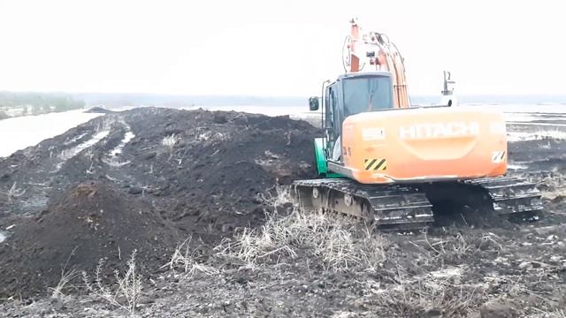 АНБАУ: Просев влажного низинного торфа ковшом Cobra смотреть онлайн