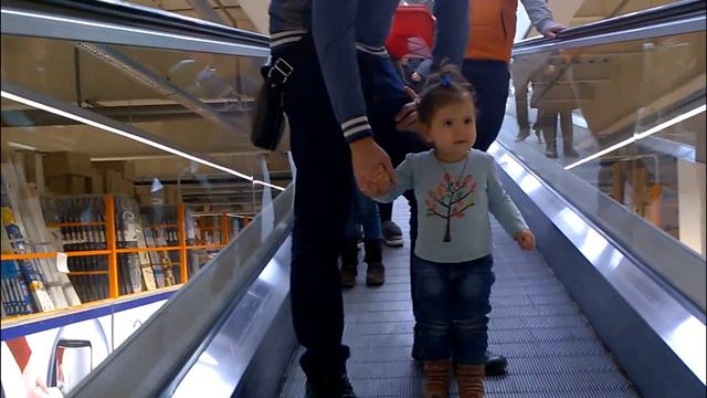Ксюля вредничает на экскалаторе. Не послушный ребёнок смотреть онлайн