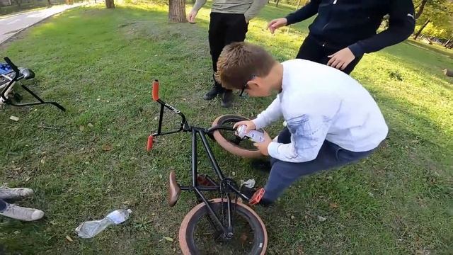СЛОМАЛ ДРУГУ БМХ И НЕ ХОЧЕТ ОТДАВАТЬ БАБКИ ! У ДЖУНИОРА ОТЛЕТЕЛА ПЕГА... смотреть онлайн