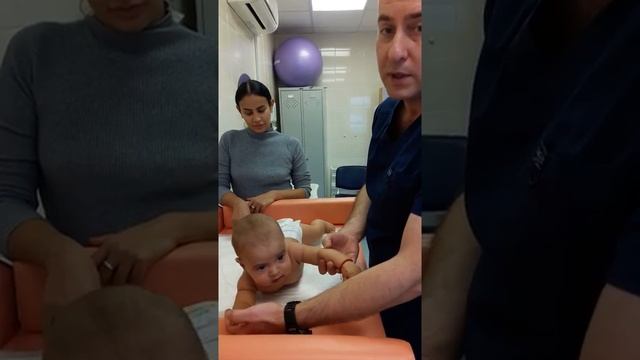 Как укрепить мышцы спины у ребенка до года