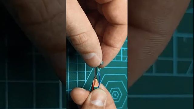 КАК СДЕЛАТЬ ПАЯЛЬНИК ИЗ ОБЫЧНОГО КАРАНДАША #Shorts смотреть онлайн