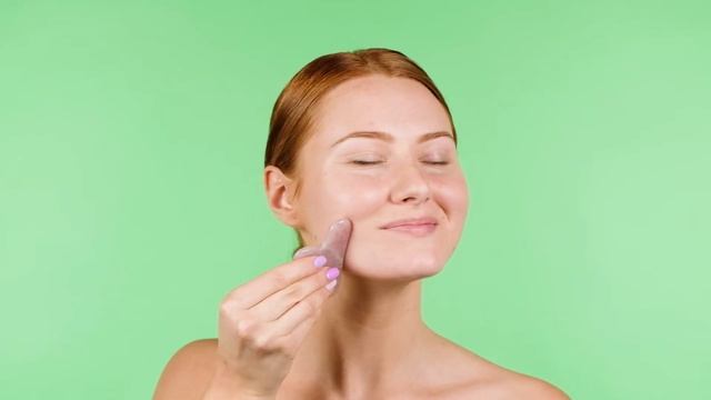 Jak używać Kamienia Gua Sha? Zobacz jak wykonać masaż twarzy krok po kroku смотреть онлайн