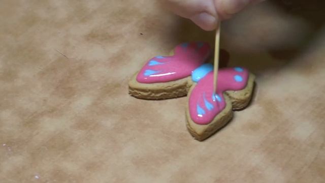 Роспись пряников. Мокрым по мокрому. Бабочки, сердечки. смотреть онлайн