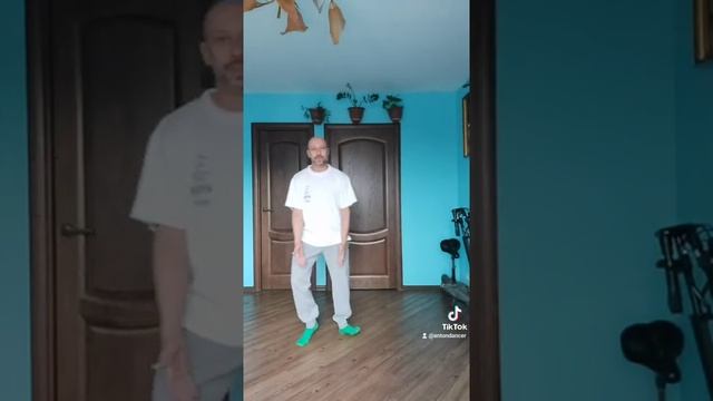УЧИМ НОВОЕ ДВИЖЕНИЕ НОГАМИ ИЗ ТРЕНДОВ ТИК ТОК ТАНЦЫ 2021 ПОДРОБНАЯ ОБУЧАЛКА ТАНЦАМ SHUFFLE DANCE. смотреть онлайн