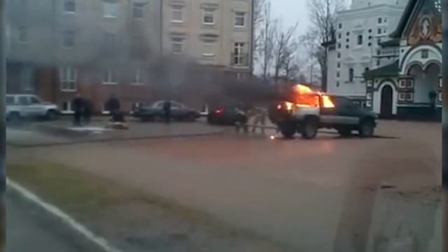 В интернете появилось видео горящего автомобиля с мужчиной внутри в центре Гусева смотреть онлайн