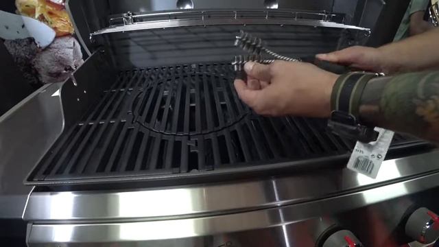 Щетка для гриля Weber V образная. Обзор устройства. смотреть онлайн