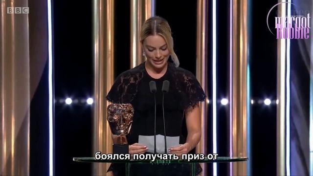 Марго Робби получает за Брэда Питта награду от BAFTA (RUS SUB)