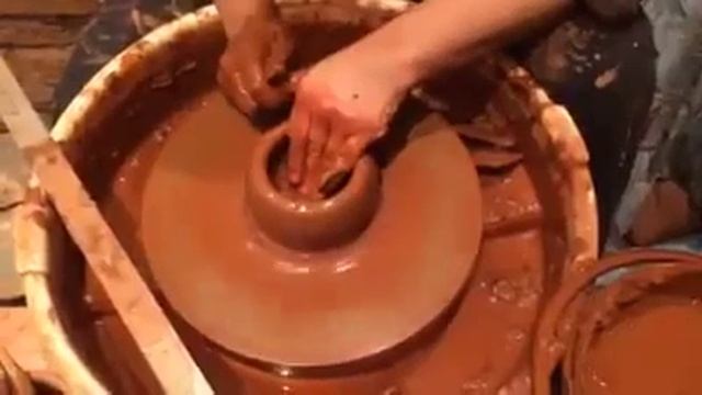 Девушка-гончар с Бишкека показывает своё умение работать с глиной в Москве смотреть онлайн