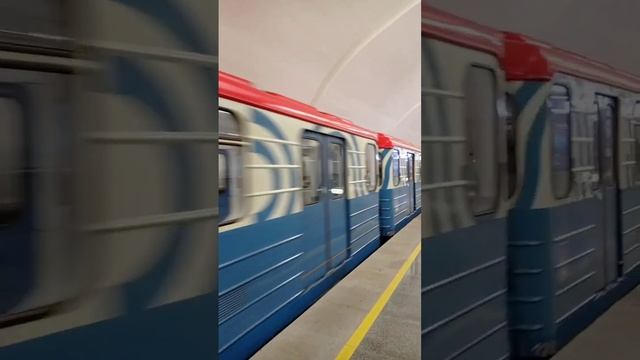 Номерной прибывает на станцию 