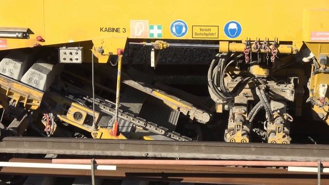 Railway Track Laying Machine renewing a high-speed railway line смотреть онлайн