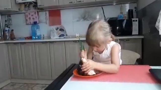 Анюта с Никитой изучают голову рыбы) смотреть онлайн