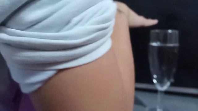 стеклянные бокалы поют( надо намочить руки только тогда работает, хрустальные бокалы сильнее поют) смотреть онлайн