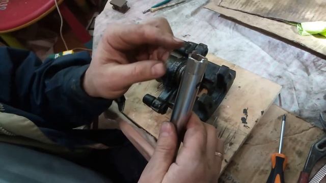 Рено Эспэйс 4, приспособление для вращения поршня заднего суппорта смотреть онлайн