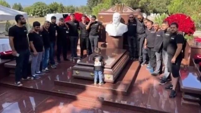 На могиле Лоту Гули установлен бюст смотреть онлайн