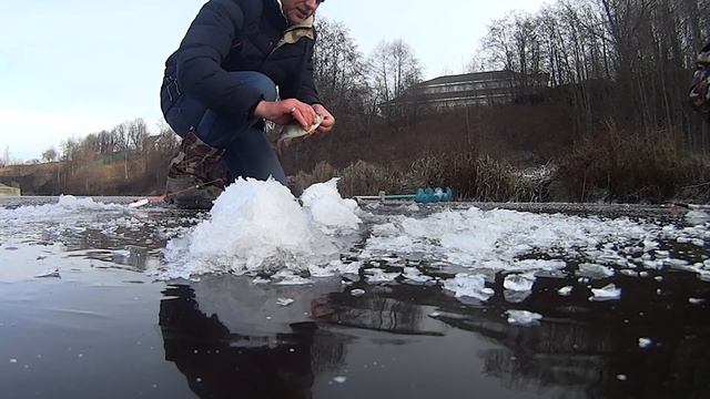 Первый лёд 2019-2020.Зимняя рыбалка 2019-20 Ловля окуня на мормышку, на мотыля смотреть онлайн