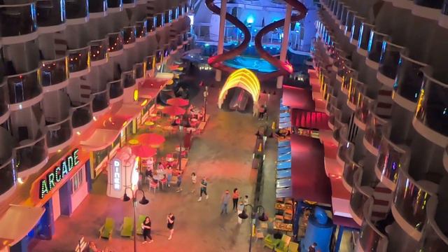 ROYAL CARIBBEAN. HARMONY OF THE SEAS. VIEW FROM WONDERLAND. ВИД С РЕСТОРАНА ВОНДЕРЛАНД. смотреть онлайн