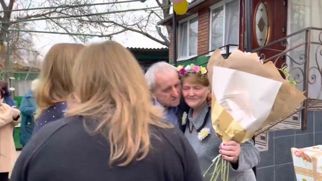 Какие они счастливые, любимые родители! Поздравление в день золотой свадьбы от любимых дочек! смотреть онлайн